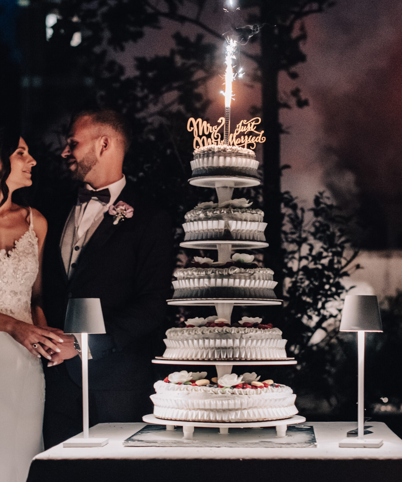 Taglio della torta di matrimonio nella location tra Padova Venezia